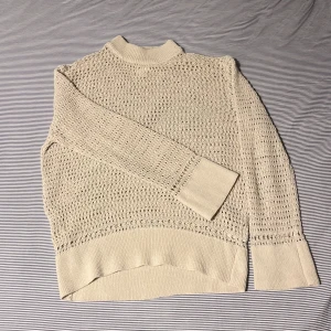 Stickad hålig tröja - Offwhite stickad hålig tröja. Gott skick. Det står storlek XS men det är oversized på mig som har storlek S/M vanligtvis. Var inte rädd att skriva till mig om du undrar något!<3