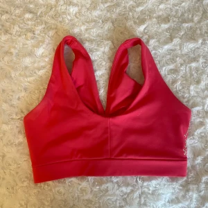 Gymshark sportbh - Aldrig använd. Var för liten när jag fick den och tänkte att jag skulle få det att funka så tog bort lapparna men hann inte returnera. Supersnygg och skön i tygen. I stl XS