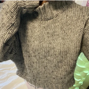 Grå stickad💓 - En grå stickad tröja med polo krage (går att vika ner om man vill) som är perfekt nu till hösten och vintern💓köpt på plick knappt använd av mig därav lånade bilder från förra säljaren! Skriv om detta något du undrar💋