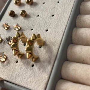 Edblad örhängen 💞 - Säljer dessa supersnygga och populära Edblad örhängena. De har inga defekter och är som nya💗 använda ca 2 gånger. Kommer torka av de vid köp. Nypris 349 och mitt pris är 160💞