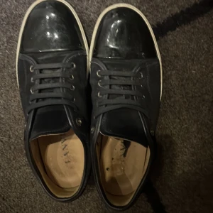 Skor  - Säljer ett par feta lanvins box o kvitto ingår! Köpt på NK! Skriv för mer frågor 