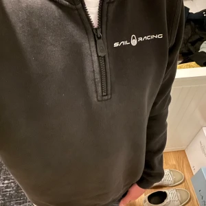 Sail racing zip up - Tja säljer nu min sail racingspel zip up för väldigt lågt pris  Fråga frågor vid minsta fundering 