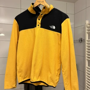 Northface Fleece - Northface Fleece som inte passar mig längre.  Väldigt sparsamt använd så skicket är riktigt bra.  Nypris 950:- Storlek M