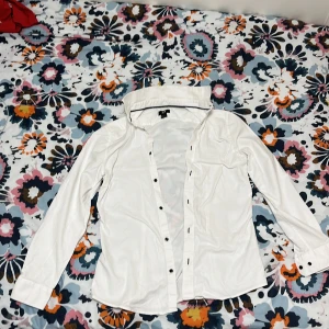 50kr + Frakt 29kr - Storlek S, vit skjorta