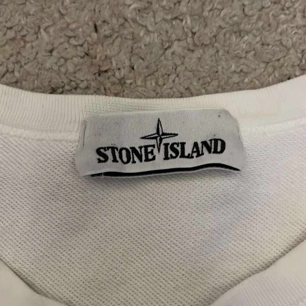 Säljer nu min stone island tröja då den knappt används. Den är i nyskick och lite använd 100% äkta du kan kolla CLG tagen om du inte tror på de. Kan gå ner i pris lite vid snapp och enkel affär . Hoodies.