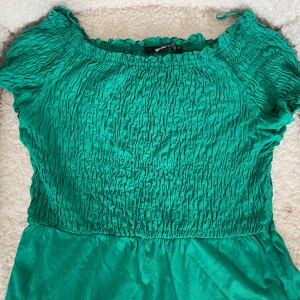 Grön off shoulder topp - En grön off shoulder topp, använts några gånger 