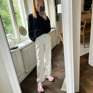 Linnebyxor från Gina Tricot - Beiga och vitrandiga linne-byxor från Gina. Storlek 146-152 men passar bra på mig som är 160. Typ som storlek 32/34 dam.
