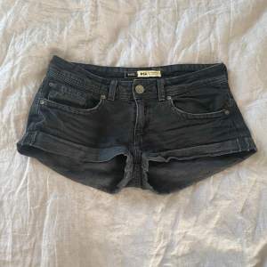 Säljer dessa skit snygga svarta jeans shortsen från Bershka i storlek 34 men passar mig som har 36 i vissa byxor🩷