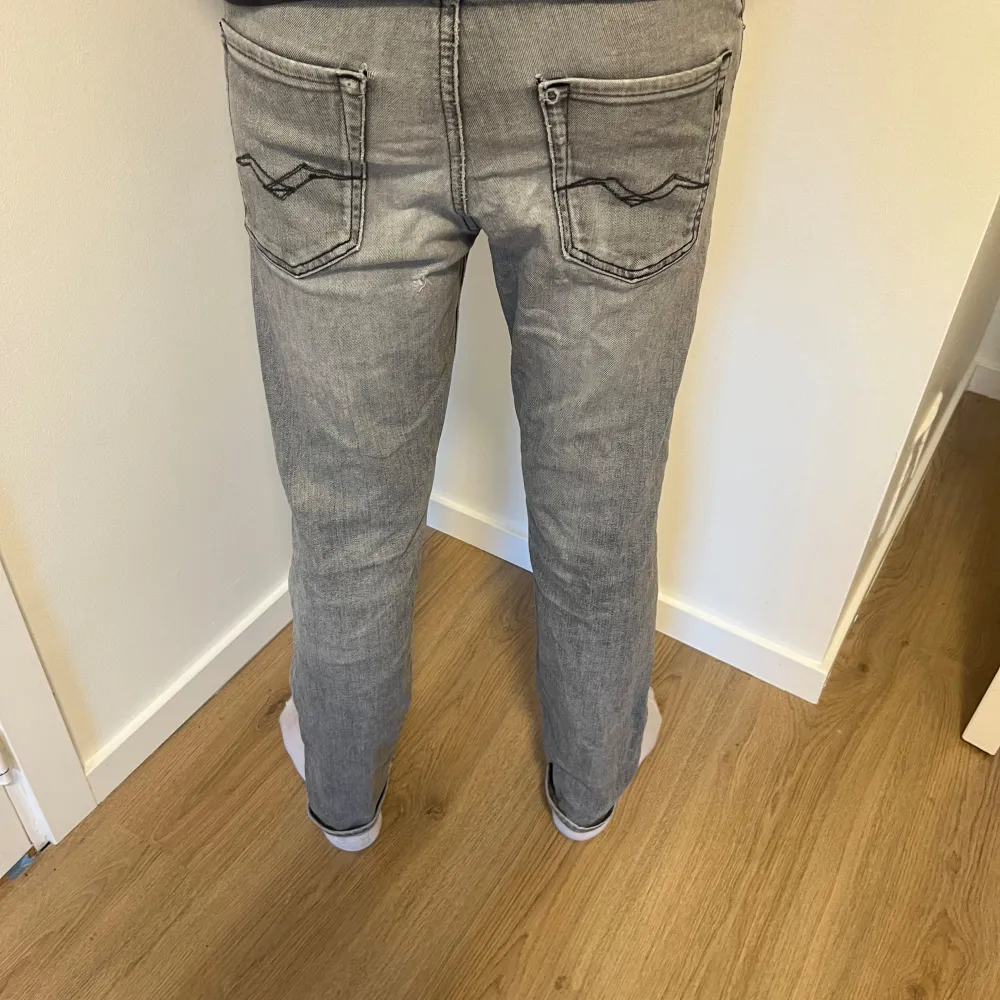 Riktigt fetta Replay jeans säljer dem för att dem är för små för mig, bra skick bara ett litet håll på knät men går att fixa, skulle säga att dem passar 11-12 år asså ungefär 160 -165, ny pris 799kr  köparen står för frakten kom privat för frågor👍🏻. Jeans & Byxor.