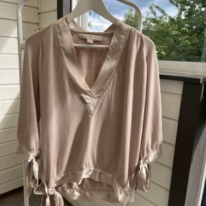 Stickad tröja Stella McCartney i ull/silke storlek - Jättefin stickad tröja från Stella McCartney för H&M i 57% silke 43% ull.   Storlek Small.  Toppskick så när som på en miniprick framtill, se foto.