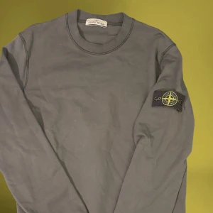 Stone island tröja - Satte priset det jag tror den e värd men kom med förslag(nypris 3099kr)🙈 Köpte på nk i gbg i höstas men har använt kanske 2 gånger sen dess så helt enkelt nyskick! Denna färg är också lite dyrare än dom vanliga ✌️