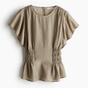 Blus från HM - Jättefin blus från hm som är slutsåld. Blusen är i storlek S och är helt oanvänd. Skriv om du har frågor💗