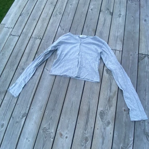 Kofta från Hm - Snygg kofta som passar flera olika klädesplagg! Från Hm i storlek 158/164💞