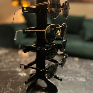 4 par helt nya solglasögon.  - Skriver modell och pris nedifrån och upp.  Ray-ban 800kr Ray-ban 1000kr  Ray-ban 1000kr  Oscar Eide 1500