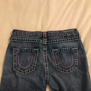 Jätte snygga bootcup true religion jeans. Strl 26! Säljer pågrund av storleken, använda en gång!