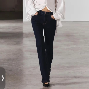 Bootcut jeans - Så fina mörkblå jeans från Zara. Slutsålda på hemsidan. Helt nya med prislapp kvar, säljer då jag köpte del storlek