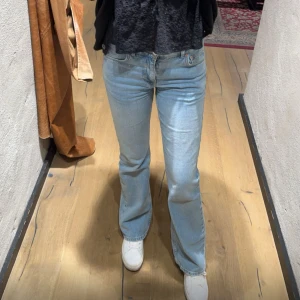 Blåa jeans - Säljer dessa fina blåa jeans från ginatricot som är helt slutsålda 🥰 i nyskick❤️