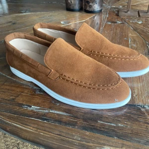 Loafers  - Hej säljer loafers från Zara. Helt oanvända då dem är för stora för mig i hälen och dem är i storlek 42
