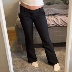 Lågmidjade kostymbyxor - Säljer mina lågmidjade kostymbyxor från Bikbok i modellen ”Vera” pågrund av att de blivit för små för mig. De har inga defekter förutom att de är uppsydda, passar mig som är 159. Säljer för 200, nyskick 500kr💗