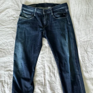Replay anbass jeans - Säljer dessa mörkblå Anbass jeans då de inte kommer till användning längre.  Knappt använda, är som nya.