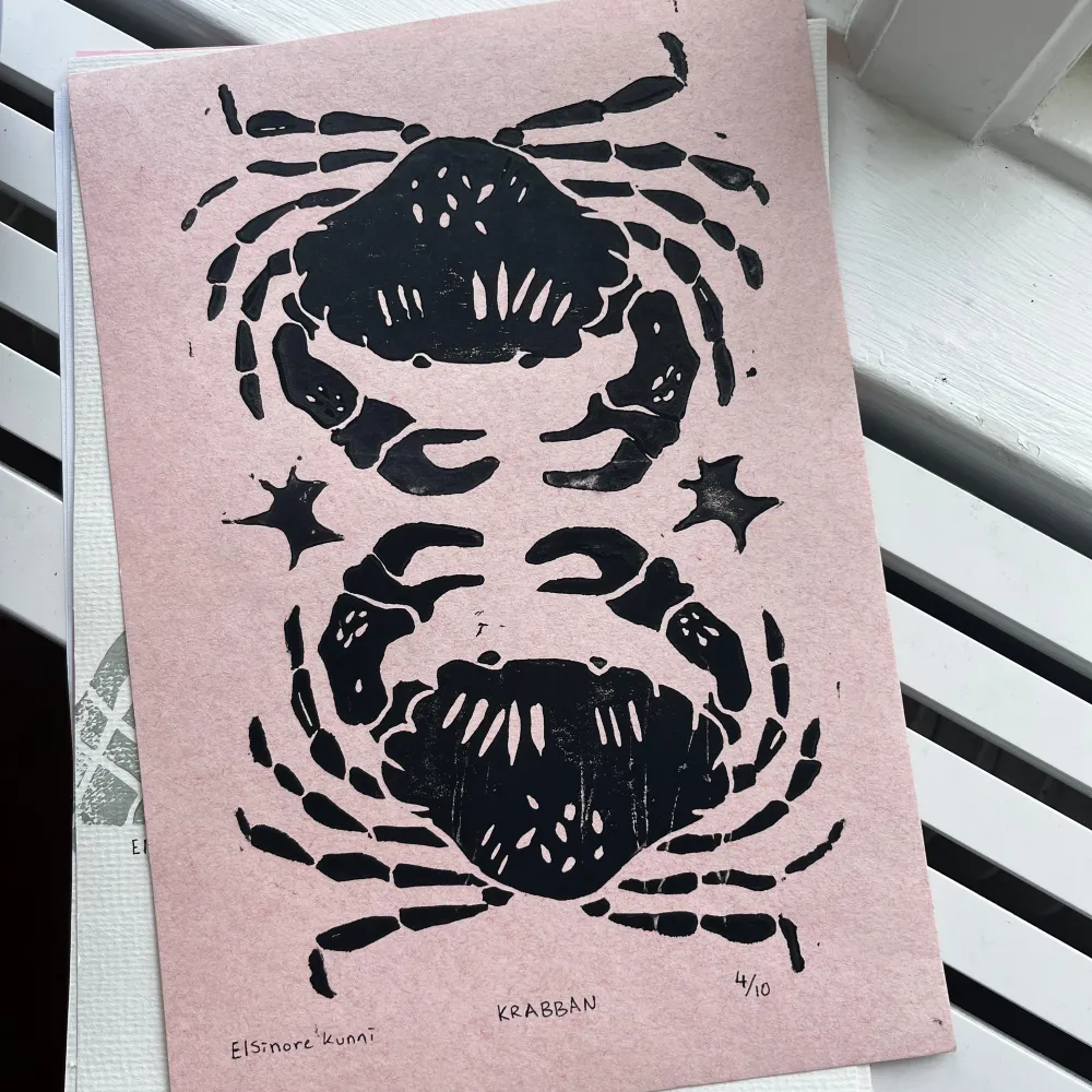 Linoleum tryck gjorda av mig! ”Krabban” tryckt på A4 papper i olika tjocklek samt färg, har 5 till prints skicka dm vid intresse, svarar snabbare på instagram artbyelsi . Övrigt.