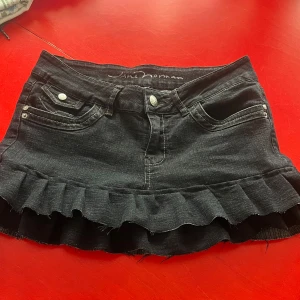 Lågmidjad kjol med volang  - Egen syd lågmidjad jeans kjol med volang längst ner. Den är i mycket bra skick💕