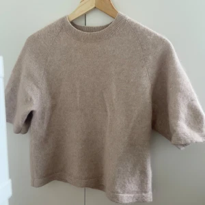 Stickad tshirt  - Säljer min fina stickade tshirt från &otherstories, den kommer tyvärr inte så mycket till användning längre❤️ Tecken på användning syns men annars så är den i fint skick❤️❤️