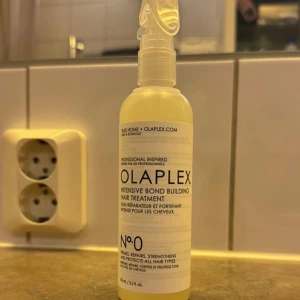 En använd olaplex - Jag gjorde ett felköp, flaskan är helt oanvänd. Säljer för ett bra pris. Kan göra ett byte också 🌸