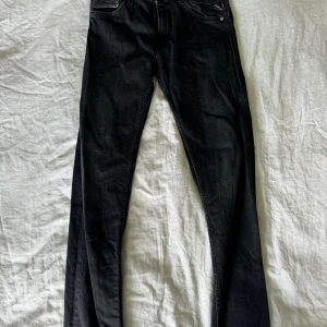 Replay jeans - Svart/gråa Replay Jondrill.  Använda flitigt men senaste året bara legat på hyllan.