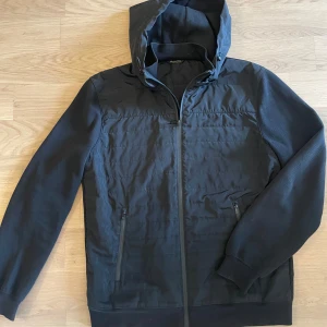 Massimo dutti jacka (L) - Säljer en Massimo dutti jacka som är i fint skick, inga hål eller defekter. Har en avtagningsbar luva, storleken är L men skulle säga att den sitter mer som M.  Personen på bilden är 187cm 