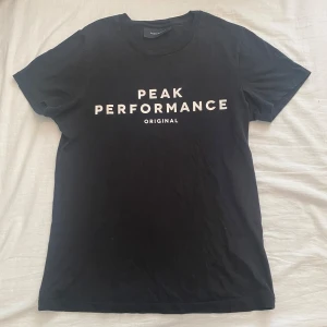 Peak Performance T-Shirt - En t-shirt från peak performance i svart. I bra skick. Inga fläckar eller hål. Inte särskilt flitigt använd. Storleken är en herr S. Det är bara att höra av sig om du har frågor eller använda ”köp nu” direkt om du vill ha den! :)