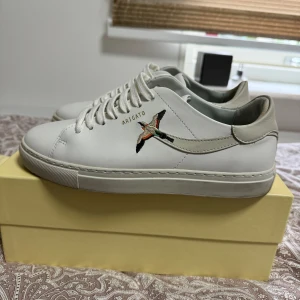 Axel Arigato Sneakers - Ett par riktigt snygga sneakers från det kvalitativa lyxmärket Axel Arigato. De är i nyskick och kvitto finns i annonsen. Skickas med alla tillbehör inklusive originalpaketet och kvittot vid köp. Storlek 38. Tveka inte att skicka DM för frågor.