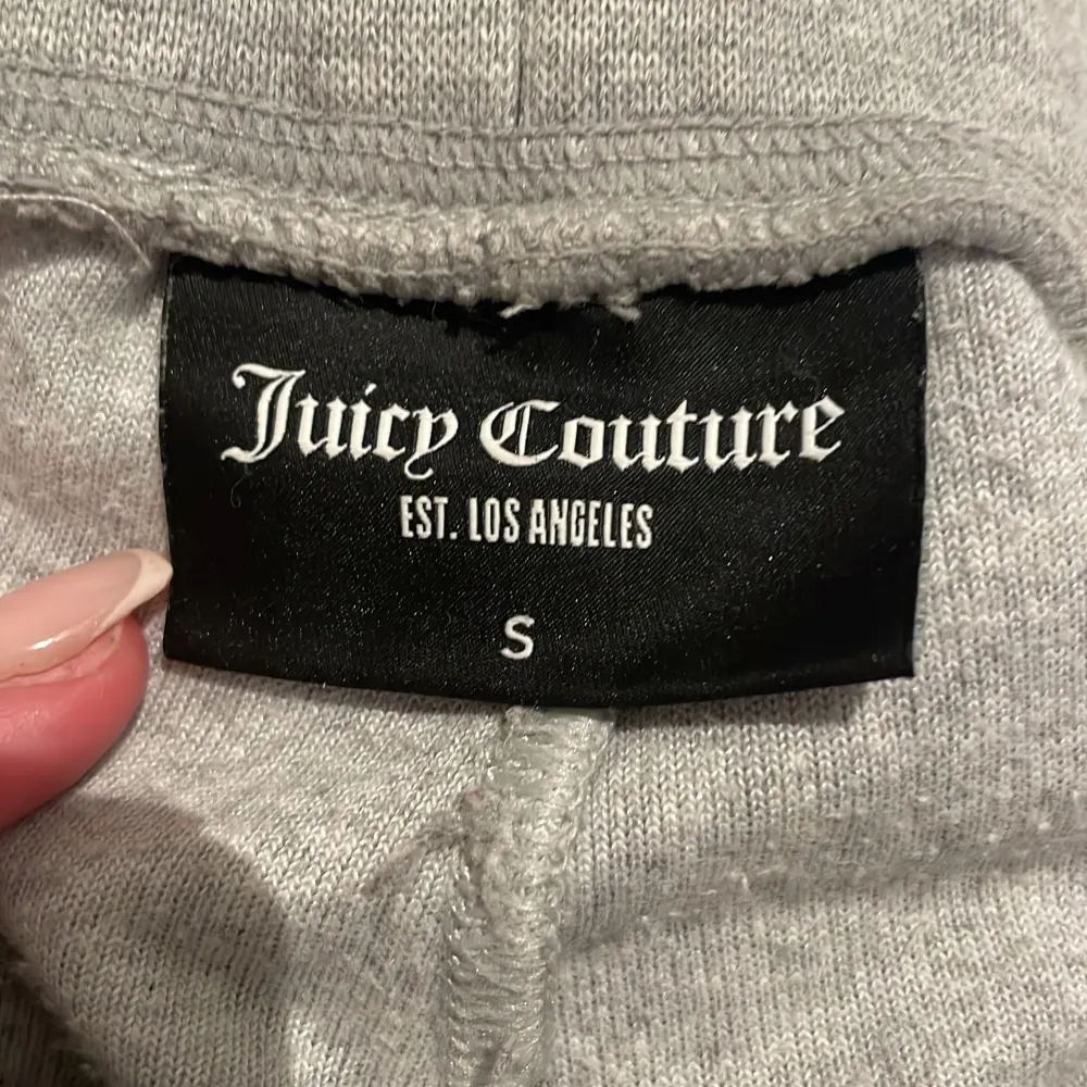 Ett par jätte fina juicy couture byxor. Tycker har dom där stål sakerna på banden ramlat av!. Jeans & Byxor.