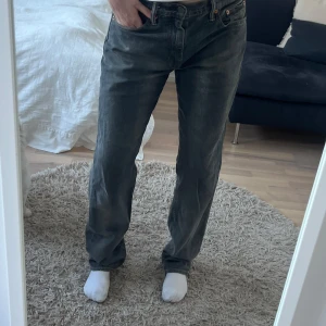 Levis Jeans - Supersnygga gråa levis jeans i modell 511, tyvärr för stora för mig så de kommer inte till användning. Köpta secondhand för 500kr 🩶🩶 