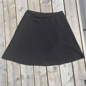 Cassels- svart kjol - Basic söt svart kjol ifrån cassels. Passar till allt och är bekväm men kommer tyvärr inte till användning. Aldrig använd och är därför i nyskick. Bra att ha nu på sommaren❣️