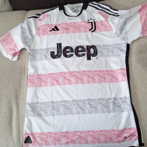 Juventus 23 24 away tröja - Tjena säljer denna juventus tröja för var i fel storlek.  Kan diskutera pris