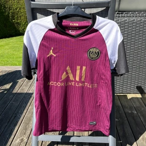 PSG x Jordan 20/21 Fotbollströja - Säljer en PSG x Jordan fotbollströja från säsongen 20/21, pga den aldrig kommit till användning. Inte original! Storlek: M Skick: 10/10 (ny)