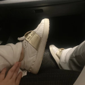 Valentino skor - Säljer mina valentino skor, 7/10 skick, bara valentino kort medföljes. Storlek 36,5. Kan tänka mig 1200. Går ej under 1000 dock.