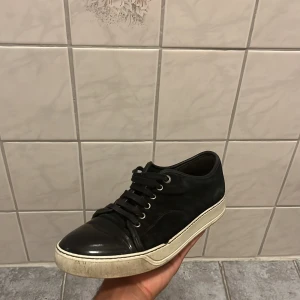 Lanvins - Säljer ett par riktigt feta lanvins för endast 1799kr. Säljer ganska billigt eftersom att sulan har en liten skada . Annars är skicket ganska bra. Storlek 7 vilket motsvarar storlek 42-43. 