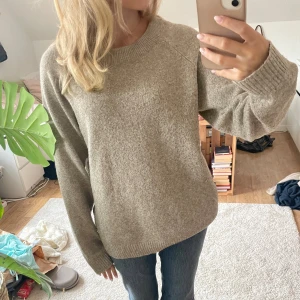 Stickad tröja - Mjuk tröja från vero moda, perfekt till hösten och kyliga sommarkvällar🥰😊Är storlek L men passar perfekt som oversize💕