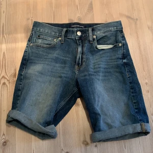 Jeansshorts Calvin Klein  - Snygga Jeansshorts från Calvin Klein. Inga defekter eller fel på plagget, mycket bra skick! 