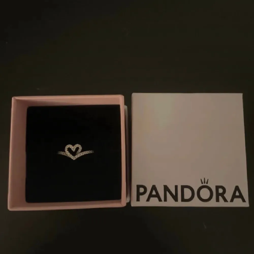 Diskret och välskött ring från Pandora💕 Inga tecken på användning. Kommer i original boxen.. Accessoarer.