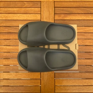 Adidas Yeezy - Slides - 🏅 Perfekta sandaler för sommaren, båda snygga och bekväma 🧵 42 (M)  🎨 Grey  🗄️ Skorna har tecken på användning under sandalen (8/10) och äkthetsbevis finns  såklart 💯