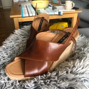 ZARA skor - Ett par supersöta skor från ZARA i storlek 40 med kilklack (10 cm.) Köpta på Vinted, oanvända av mig då de var för höga. ;; Väldigt bra skick. Skriv för fler frågor och/eller bilder. Läs gärna bion innan köp!