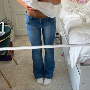 Blåa lågmidjade jeans  - Skit snygga blåa lågmidjade jeans! Köpte dom på Plick men var för stora 💕. Midjemått 37 cm och Innerbenslängd 87 cm. Första bilden är lånad ❤️