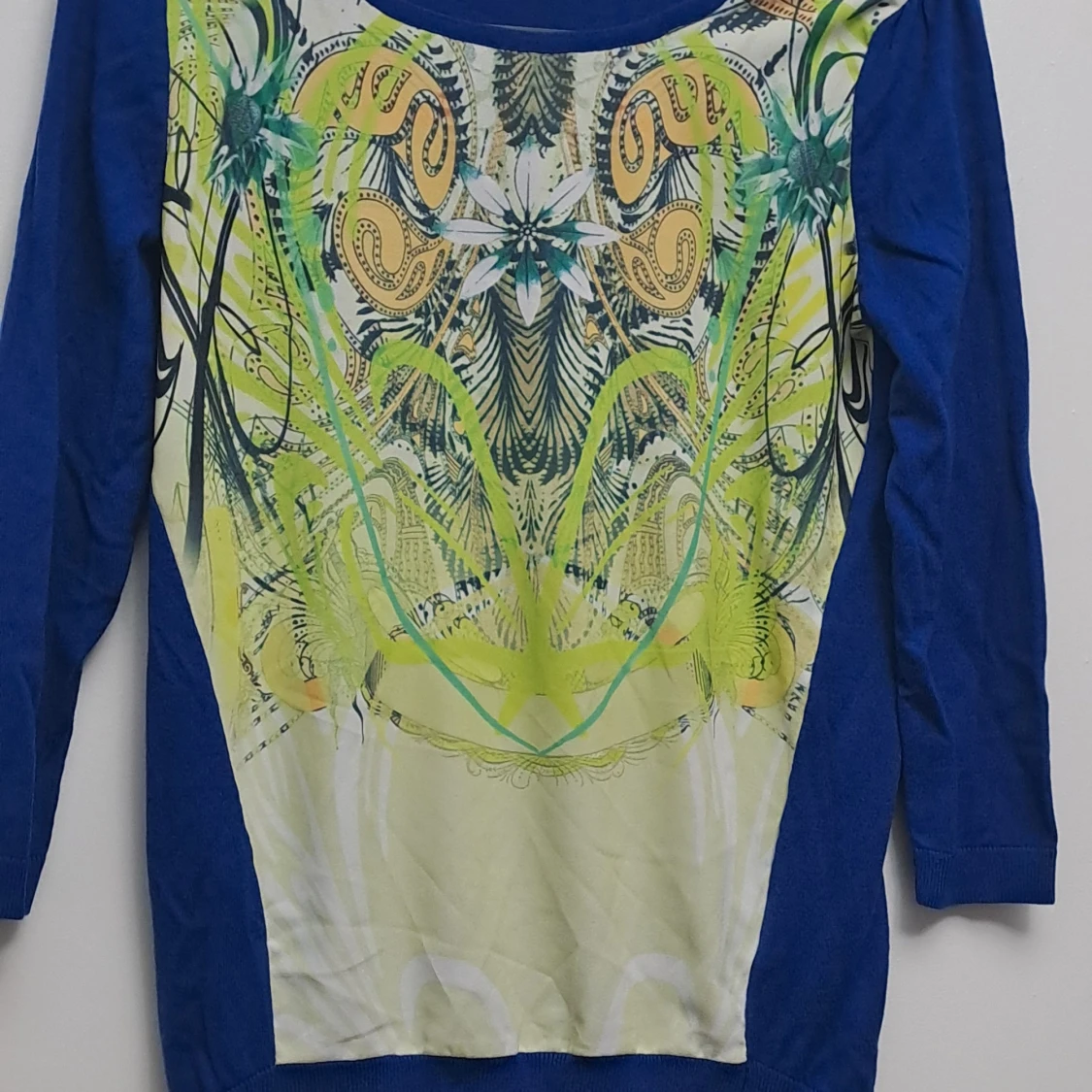 Blå och mönstrad långärmad tröja