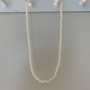 Pärl halsband i guld - Ett gulligt halsband i guld med pärlor på