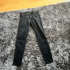 Replay jeans  - Svarta replay jeans, W-28, L-31, riktigt fina för hösten, endast för 599kr😻🙌