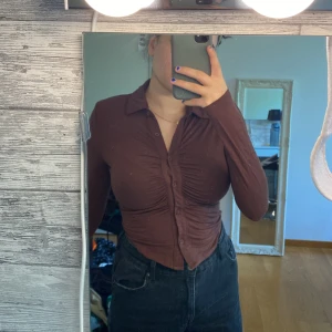 Brun långärmad tröja med knappar - Använt 1 och den är bra skick! Strl S från shein  Ganska kort vid magen