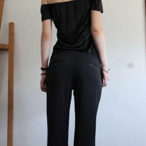 Kritstrecksrandiga kostymbyxor - Ett par svarta kritstrecksrandiga kostymbyxor i storlek 38 ( midjemått rakt över: 38 cm  och innerbenslängd: 71 cm)💕